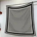 Elegante foulard quadrato di seta 90 cm con motivo pied de poule nero e bianco e bordi curati - Motivo Pied de Poule Bianco Nero (S1784) / Grande Sciarpa Quadrata
