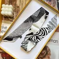Eleganter schmaler Seidenschal mit Feder- und Zebramuster in einer Premium-Geschenkbox - Weiß (S967)
