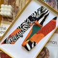 Eleganter Seidenschal mit Zebra- und Blattmuster in einer gelben Geschenkbox - Orangerot (S967)