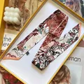 Smalle zijden sjaal met bloemen- en vogelmotief in gele geschenkverpakking - Roodbruin