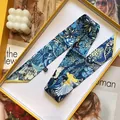 Smal donkerblauw zijden sjaaltje met tropische prints in een gele geschenkverpakking - Blauw