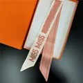 Élégant foulard twilly en satin imprimé MISS MISS dans son coffret cadeau orange - Rose Blanc