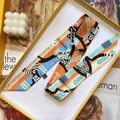 Twilly en soie à motif géométrique numérique avec boîte cadeau orange et bleue chic - Orange