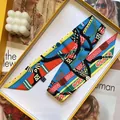 Twilly en soie à imprimé chaîne coloré présenté dans un coffret cadeau jaune - Bleu Marine et Rouge