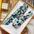Luxueux foulard en soie 100% imprimé géométrique bleu et vert dans sa boîte cadeau - Bleu sarcelle