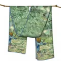 Langer Seidenschal mit Van-Gogh-Gemälde-Motiv elegant an einem Zweig aufgehängt - Van Gogh Erste Schritte