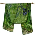 Eleganter Seidenschal mit Van Gogh Iris-Gemälde Druck hängend an einem Holzzweig - Van Gogh Iris Stil (S1595)