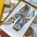 Elegante zijdeachtige twilly sjaal met artistieke prints in een oranje geschenkdoos - Geel