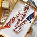 Pañuelo twilly de seda de lujo con motivos de caballos en caja de regalo amarilla - S1086 Rojo