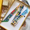 Detalle de un pañuelo de seda con estampado artístico en una caja de regalo naranja de lujo - S1086 Azul