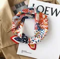 Carré en soie avec motifs floraux abstraits et bordure rouge, accessoire élégant - Fleur Multicolore