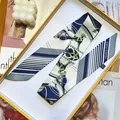 Elegante sciarpa stretta in simil seta con motivi di carrozze in confezione regalo - Bianco