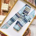 Twilly en satin de style français avec imprimé géométrique bleu ciel et rose - Bleu