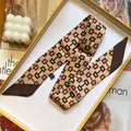 Elegante foulard twilly in seta champagne con stampa morsetto e motivi geometrici per borse - 90cm x 5cm / Marrone