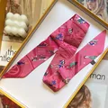 Pañuelo estrecho de seda rosa con ilustración de moda francesa en caja de regalo - Rosa rojo