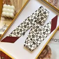 Elegante foulard Twilly in seta con stampa geometrica beige e bordeaux con scatola regalo - 90cm x 5cm / Beige