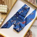 Pañuelo de seda azul con ilustración de estilo francés en una caja de regalo amarilla - Azul marino