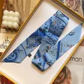 Pañuelo twilly de seda azul con dibujos franceses en caja de regalo premium - Azul cielo