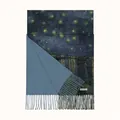 Λεπτομέρεια κασμιρένιου κασκόλ Van Gogh με κρόσσια και ετικέτα από 100% κασμίρι - Εκτύπωση Ελαιογραφίας Έναστρη Νύχτα στο Ροδανό (29)