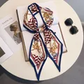Elegante zijden sjaal met rood-witte strepen en gouden kettingprint gestrikt in een boog - Blauw