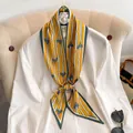 Elegante foulard in seta gialla con stampa equestre annodato su camicia bianca classica - Giallo