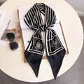 Elegante pañuelo largo de seda con rayas blancas y negras y diseño de rosa floral - Negro