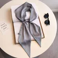 Elegante pañuelo de seda gris con borde de pata de gallo azul para la moda de verano - Gris con Borde de Pata de Gallo en Azul y Blanco (LE-123)