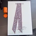 Zijden twilly sjaal in lavendel met vintage sleutelpatroon voor luxe handtassen - Stoffig Grijs Vintage Sleutel Klassiek