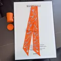 Levendige oranje zijden sjaal met witte sleutelpatronen en bijpassende geschenkdoos - Oranje Vintage Sleutel Klassiek