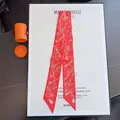 Elegante pañuelo de seda roja con diseño de llave dorada y caja de regalo naranja - Rojo Coral Claro Llave Vintage Clásico
