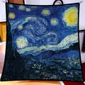 Détail du foulard en soie La Nuit Étoilée avec bordure cousue noire de qualité - Ciel étoilé