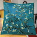 Détail d'un foulard carré en soie avec l'imprimé Amandier en fleurs de Van Gogh - Amandier en fleurs