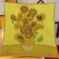 Détail de la peinture de Van Gogh sur foulard carré en soie de 90x90cm jaune - Tournesol
