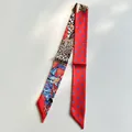 Detail eines Twilly-Seidenschals mit Leopardenmuster, Blumen und kleinen blauen Herzen - 5*95cm / Rot