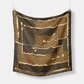 Elegante zijden sjaal met bruine stippen en kettingprints in een gedrapeerde weergave - 55*55CM / koffiekleur