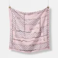 Detail van roze en witte zijden vierkante sjaal met vintage ketting en stippen - 55*55CM / Roze