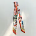 Dettaglio di un foulard in seta con stampa pop art nei toni arancio e punte a punta - Arancione