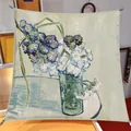 Foulard in seta stile pittura a olio con motivi di camelia in verde chiaro e azzurro - Garofani in Vasi
