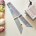 Écharpe étroite en satin bleu clair avec motifs floraux oranges pour poignée de sac à main - Bleu Paon (S511)