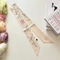 Foulard twilly en soie crème élégant avec motifs artistiques floraux pour sacs - S4 Beige de Printemps