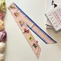 Détail macro d'un foulard en soie rose clair avec illustrations du zodiaque - S5 Rose Lotus