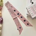 Detail eines rosa Seidenschals mit marineblauem Sternbildmuster auf weißem Grund - S5 Altrosa
