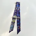 Sciarpa twilly in seta viola scuro e blu reale con motivi geometrici astratti ed emblemi - Blu scuro