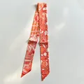 Elegante foulard twilly stretto in seta arancione e beige con stampa geometrica - Arancione