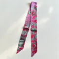 Piccolo foulard in raso con stampa colorata e nastro decorativo per borsa - Rosa Rosso