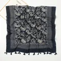 Dettaglio macro dello scialle in cotone blu scuro con motivo paisley e bordi con nappe - 180x90cm / Blu navy