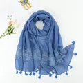 Elegante marineblauwe lange katoenen sjaal met kant en kwastjes op witte achtergrond - Saffierblauw