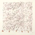 Detail von Schmetterlingsdruck auf beigem Baumwoll-Leinen-Schal mit rosa Quasten - 180cm x 90cm / Beige