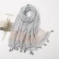Elegante lichtgrijze katoenen sjaal met beige kant en kwastjes hangers voor dames - Lichtgrijs