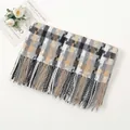 Primer plano de bufanda de cuadros de invierno con flecos y accesorios decorativos - Negro Blanco Gris